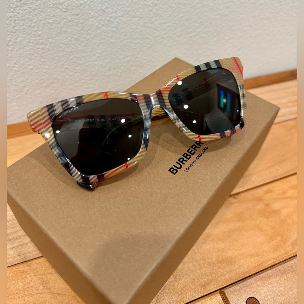 Burberry Elsa Sunglasses - NEW - Picture 2 of 5